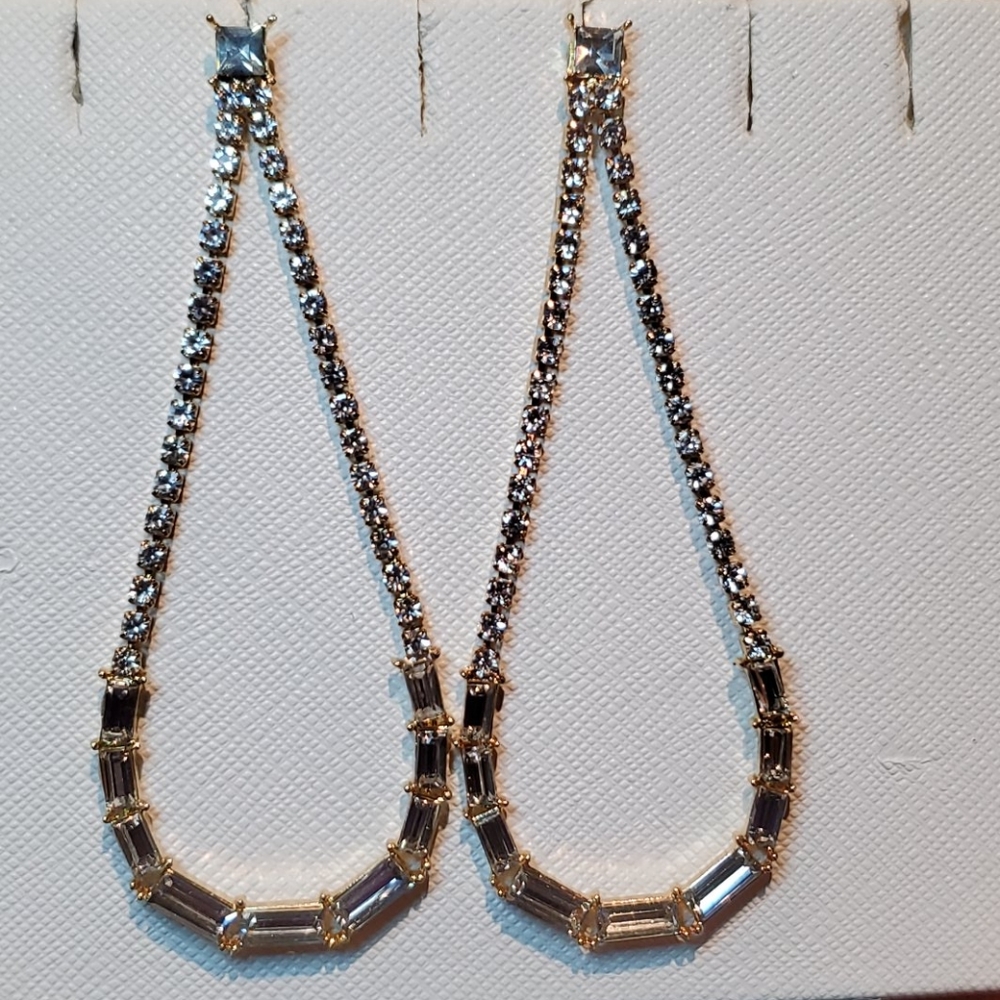 💝 NWT Gold and crystal baguette dangle earrings